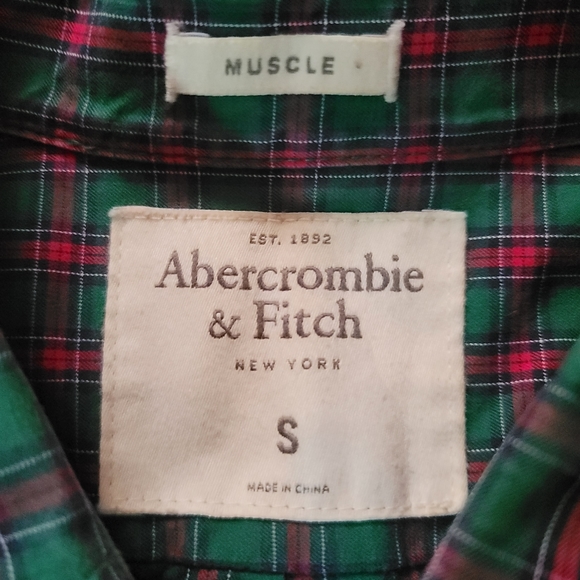 💥ABERCROMBIE AND FITCH💥 MENS SIZE SMALL, GREEN, RED, "MUSCLE" LABEL, BUTTON UP - Picture 3 of 5